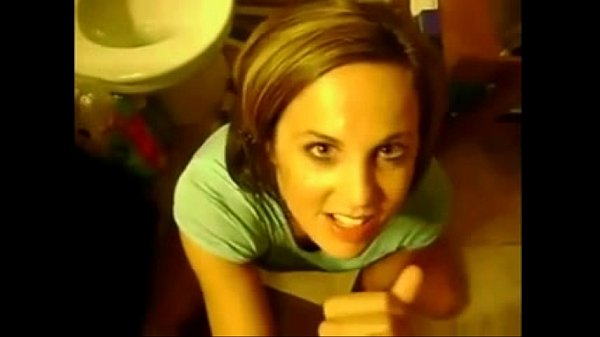 Novinha lindinha sentando na pica