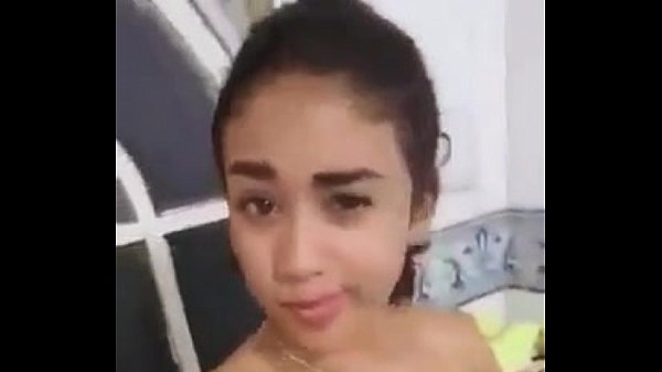 Safada colocando o pau na buceta pra gozar