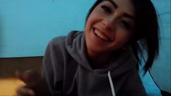 Novinha chupando pica na volta da aula