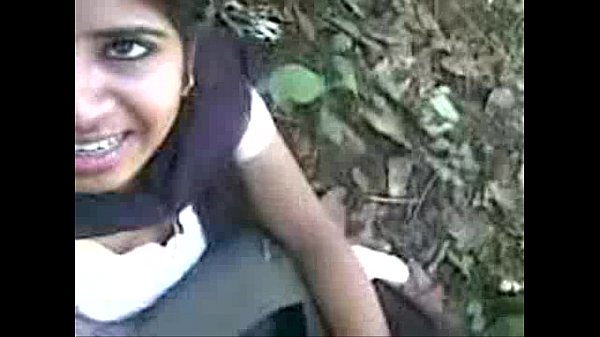 Novinha fazendo boquete no machos no canavial