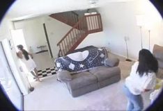 Colocou uma câmera escondida em casa e pegou a esposa com a empregada