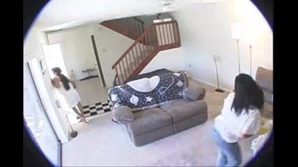Colocou uma câmera em casa e pegou a esposa com a empregada