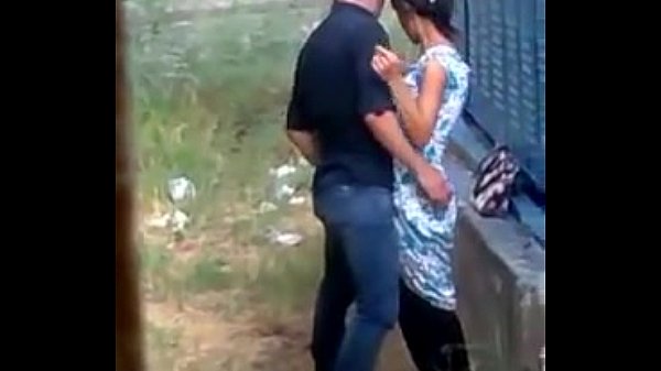 Comendo a novinha em pé sem tirar a roupa