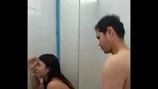 Novinha dando no banheiro da escola