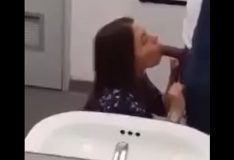 Novinha mamando professor no banheiro da escola