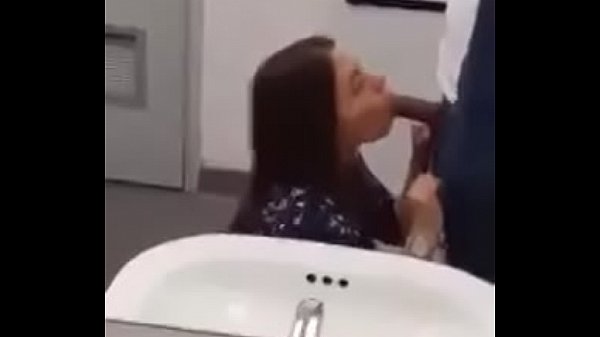 Novinha mamando professor no banheiro da escola