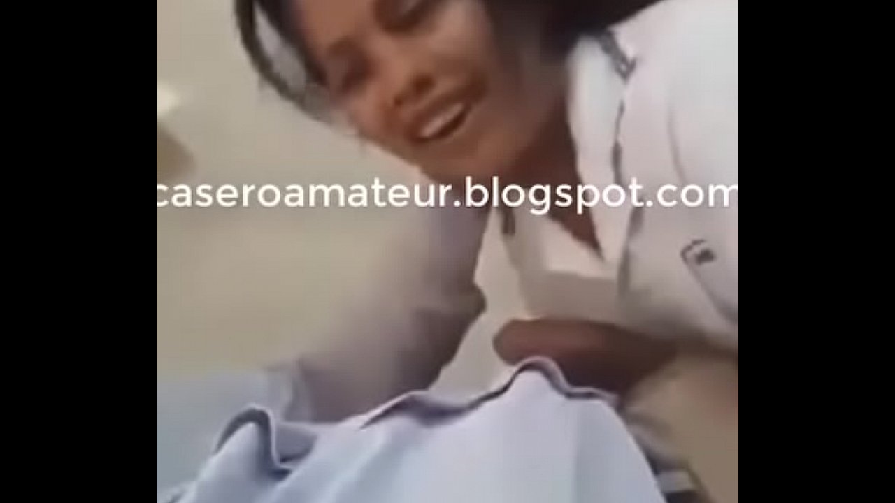 Universitária chupando o pau do professor na faculdade