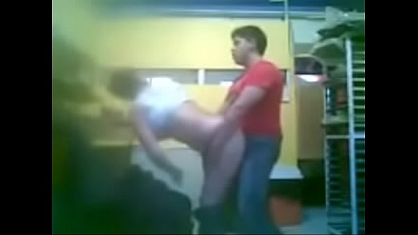 Comendo a colega de trabalho na empresa