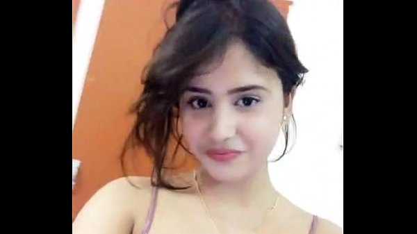 Novinha com cara de anjo tirando a roupa
