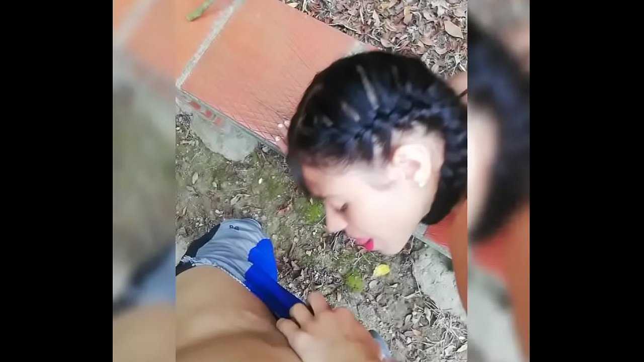 Putinha novinha fazendo putaria no mato