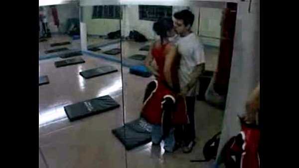 Casada traindo o marido com personal trainer na academia
