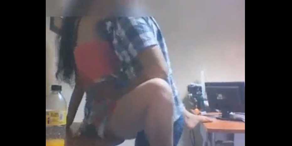 Gozando no pau do colega de trabalho na empresa