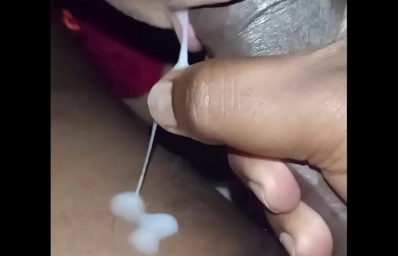Morena novinha engolindo esperma