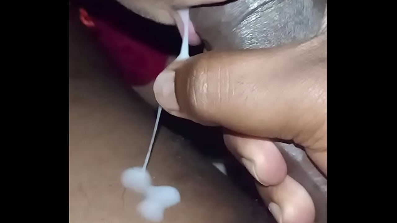 Morena novinha engolindo esperma