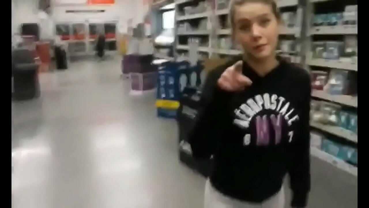 Novinha mamando o pau do segurança do Shopping