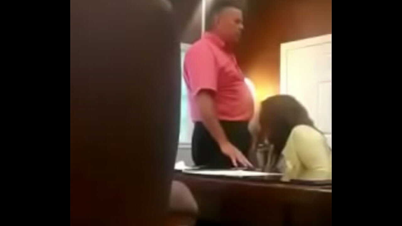 Prefeito gozou na boca da secretária