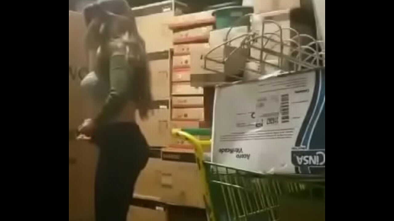 Rapidinha no depósito da loja