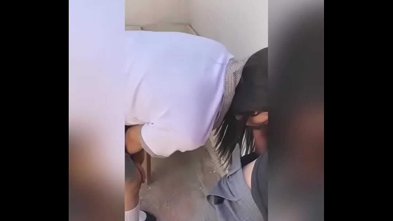 Gozando na boca da ninfeta na escola