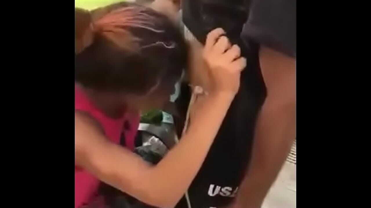 Novinha fazendo boquete na rua em troca de dinheiro