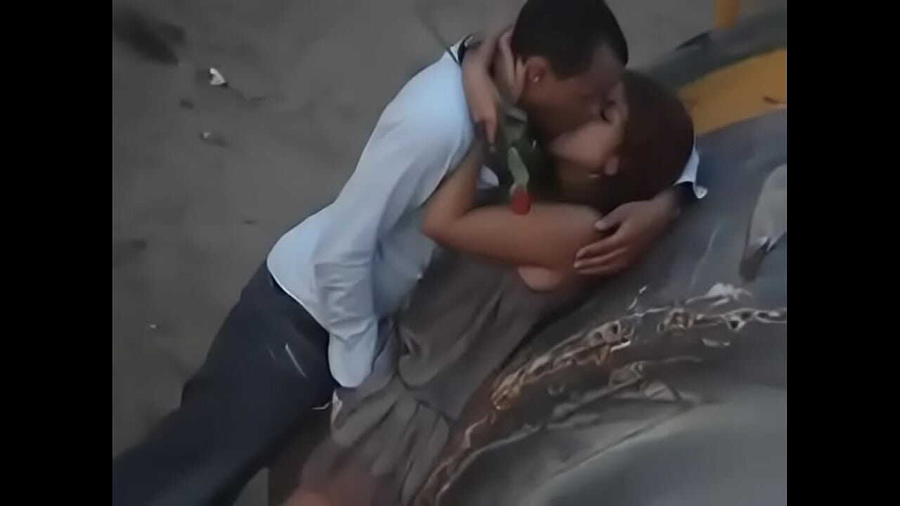 Fazendo a novinha gozar gostoso na rua