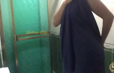 Novinha gostosa tocando sirica no banho