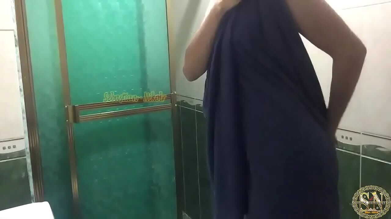 Novinha gostosa tocando sirica no banho