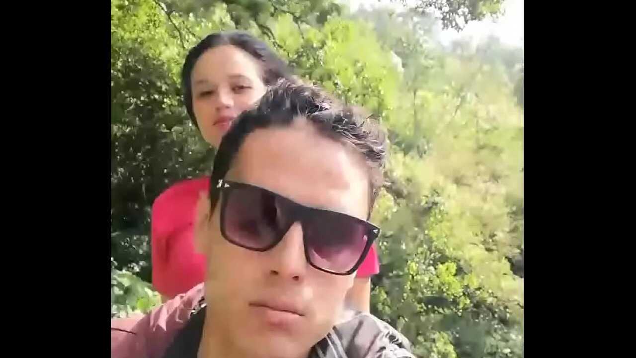 Comeu a namorada novinha na cachoeira e gozou na bunda