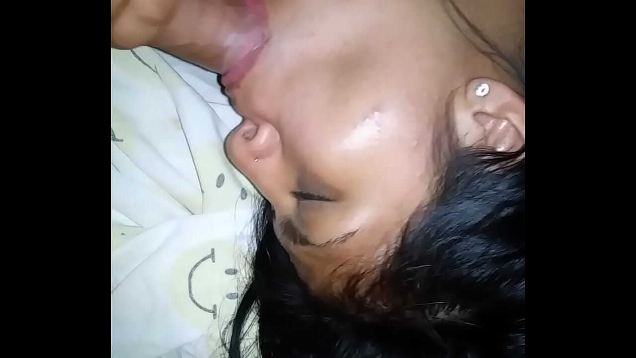 Novinha acorda com a pica do padrasto na boca