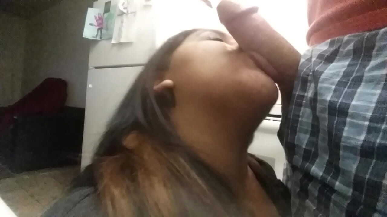 Gozou na boca da prima novinha na cozinha