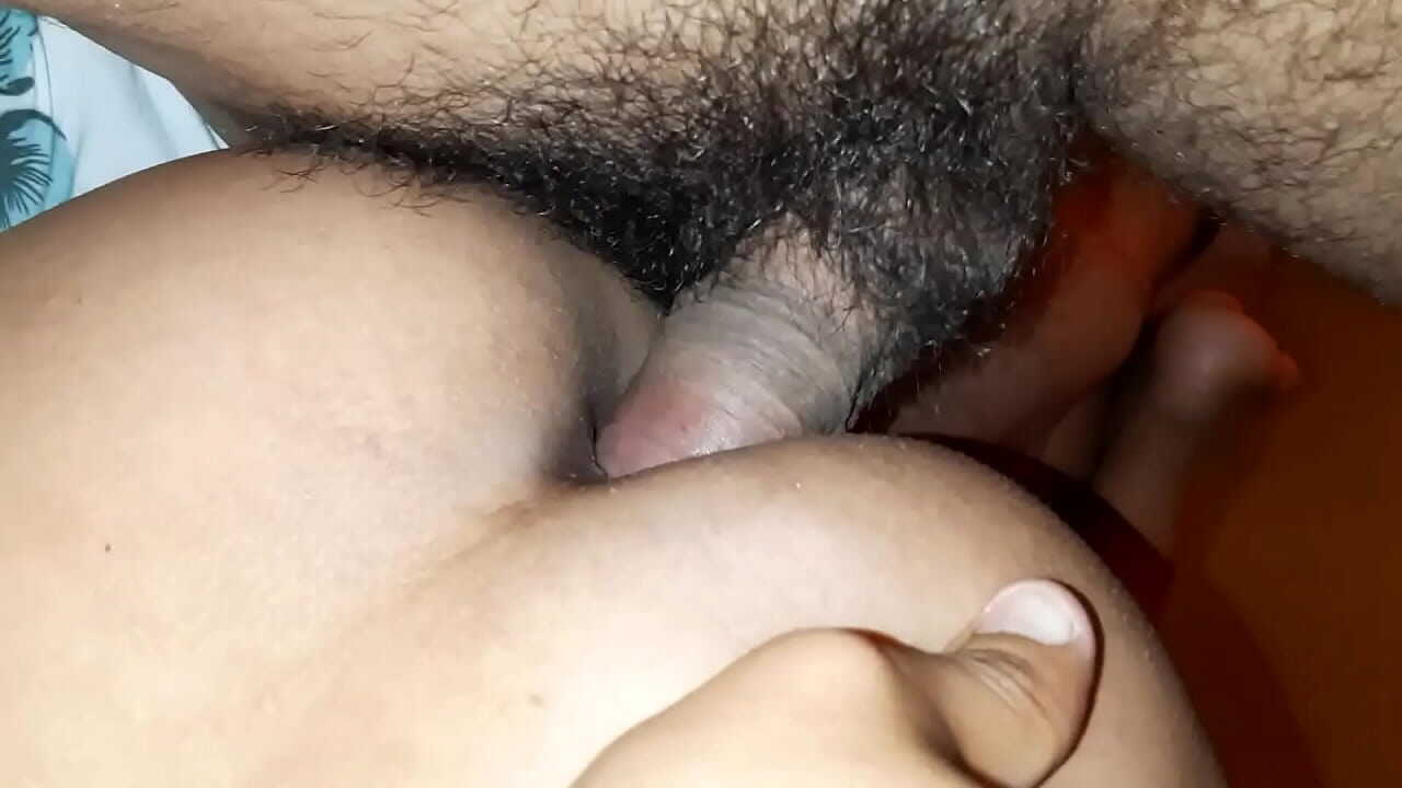 Novinha não aguenta e grita com a pica no cú