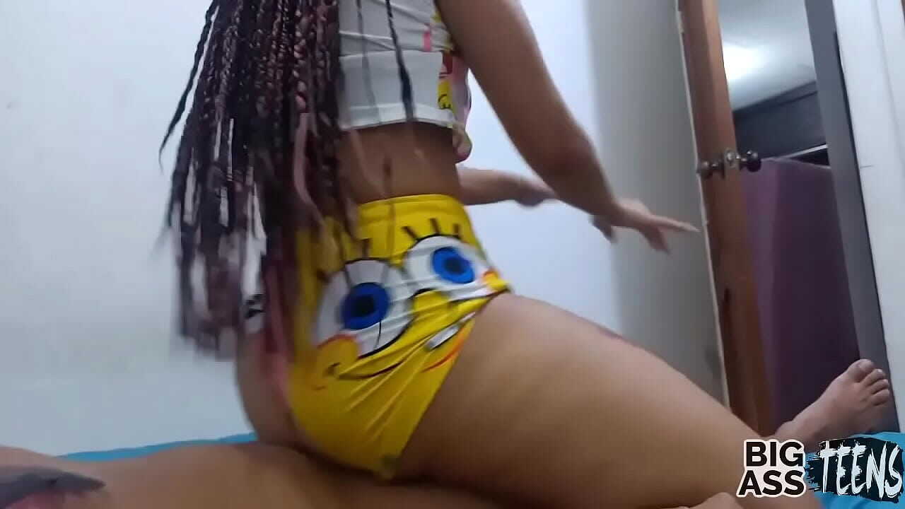 Comeu a novinha de shortinho curto sem tirar a roupa