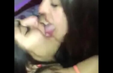 Novinha se beijando enquanto é penetrada de quatro