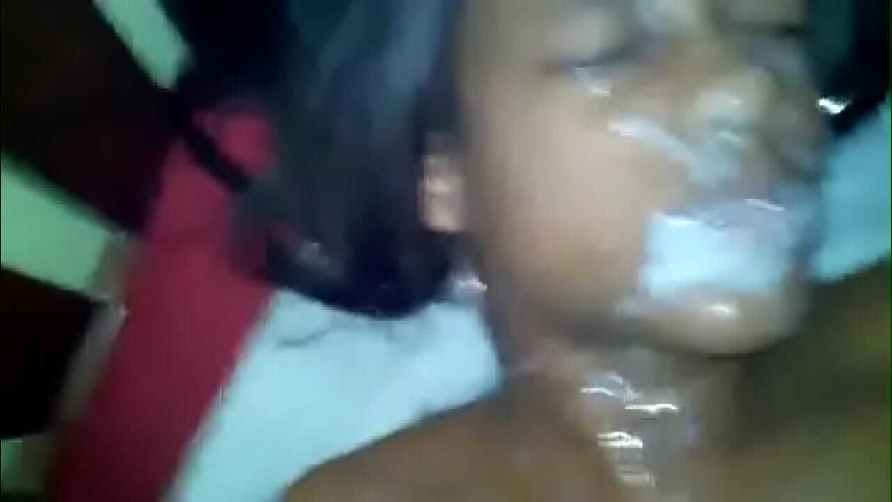 Banho de porra na cara da morena novinha