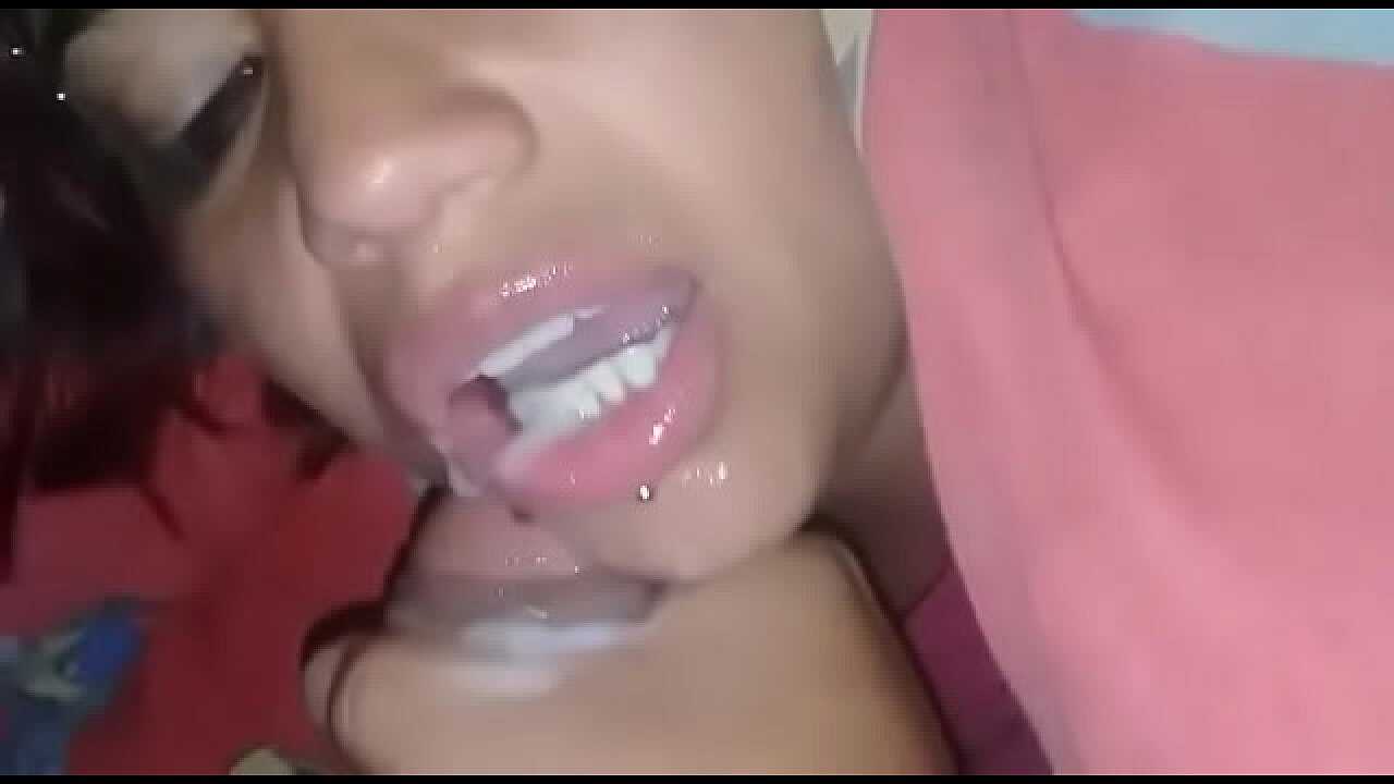 Gozando muito na boca da sogra safada