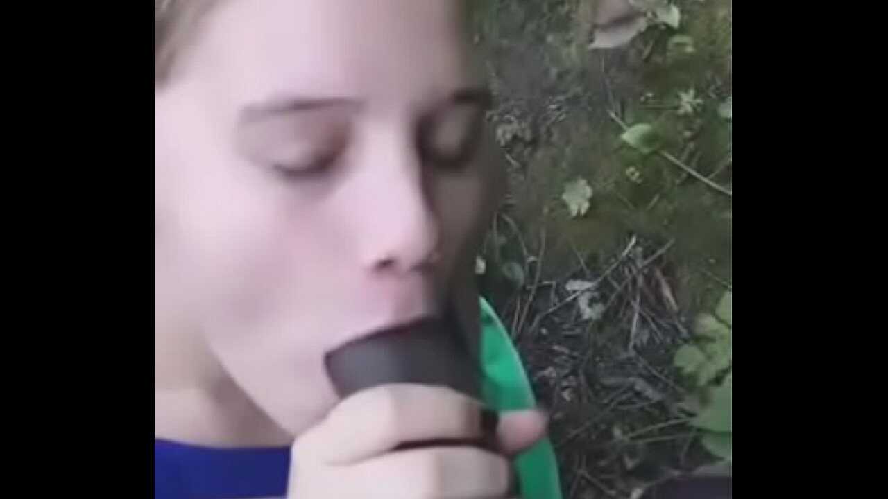 Novinha chupando pau do negão no mato