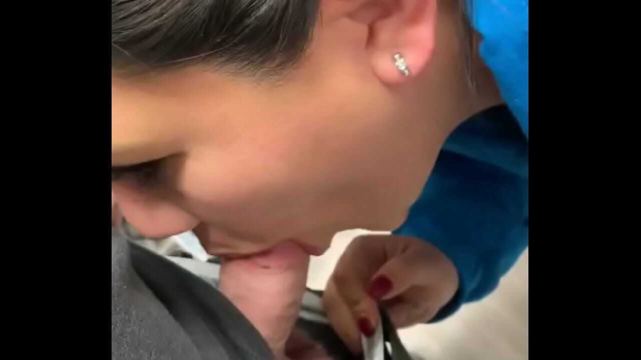 Vendedora fazendo boquete no cliente na loja