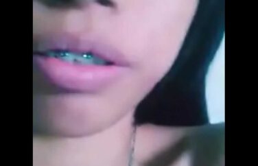 Novinha goza na sirica e fica toda molhada