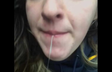 Boqueteira tomando leite na garganta