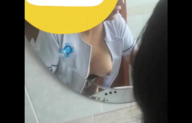 Comendo a colega no banheiro da empresa