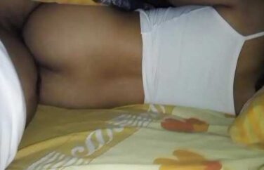 Comendo a novinha enquanto ela conversa com o namorado