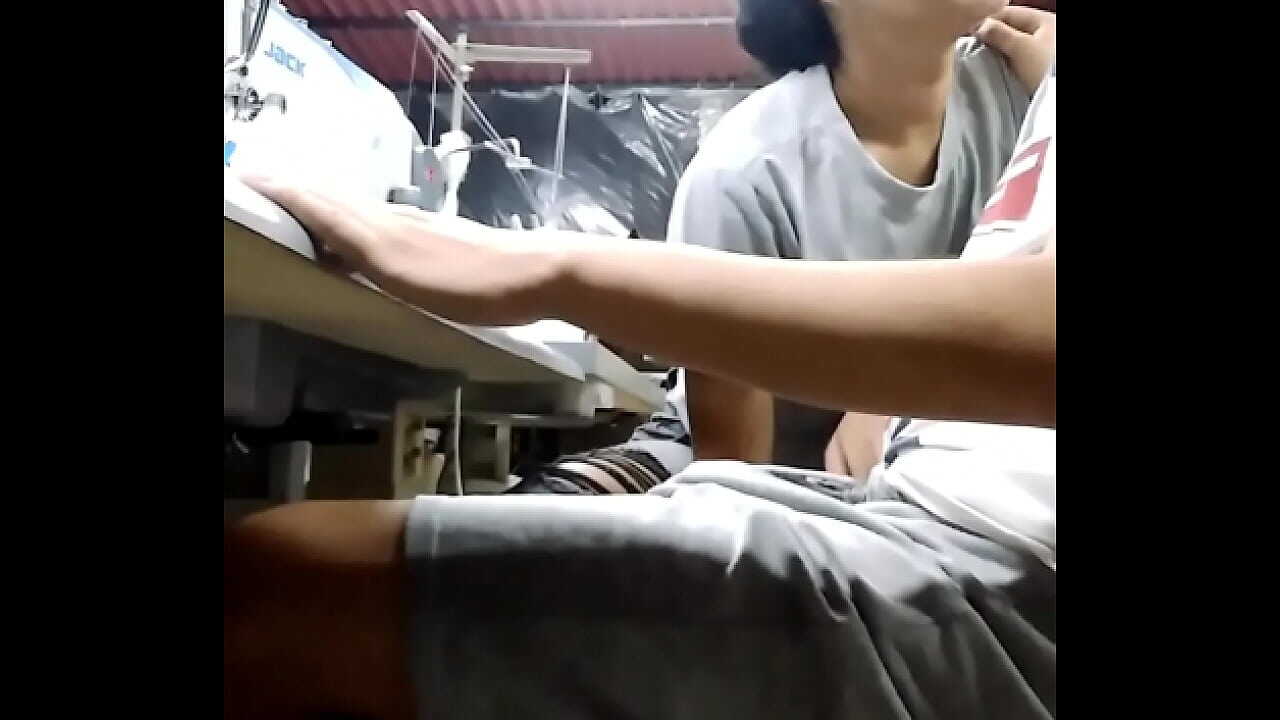 Funcionária chupa a pica do colega no local de trabalho
